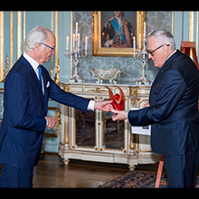 Anders Knape, SKR:s ordförande, uppvaktar Hans Majestät Konungen på 75-årsdagen. SPA/Pelle T Nilsson